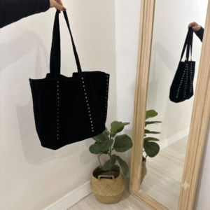 Cartera gamuzada con tachas
