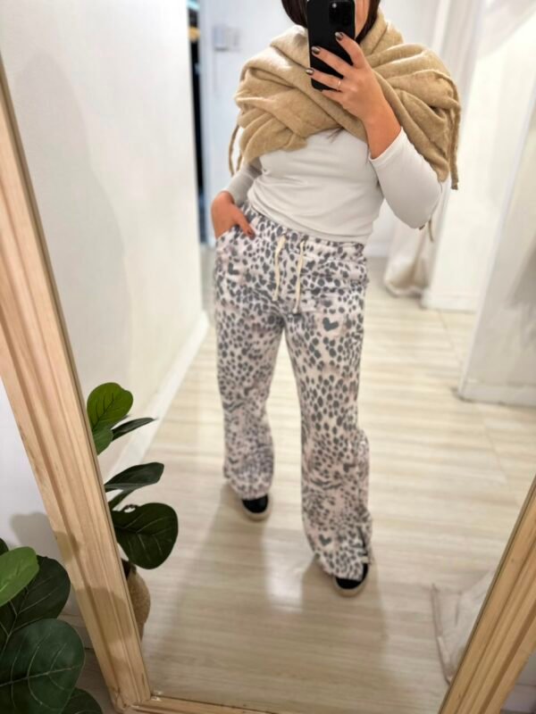 WhatsApp Image 2026-06-14 at 14.02.53 Pantalón animal print frisa