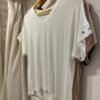 Remera tacha escote V