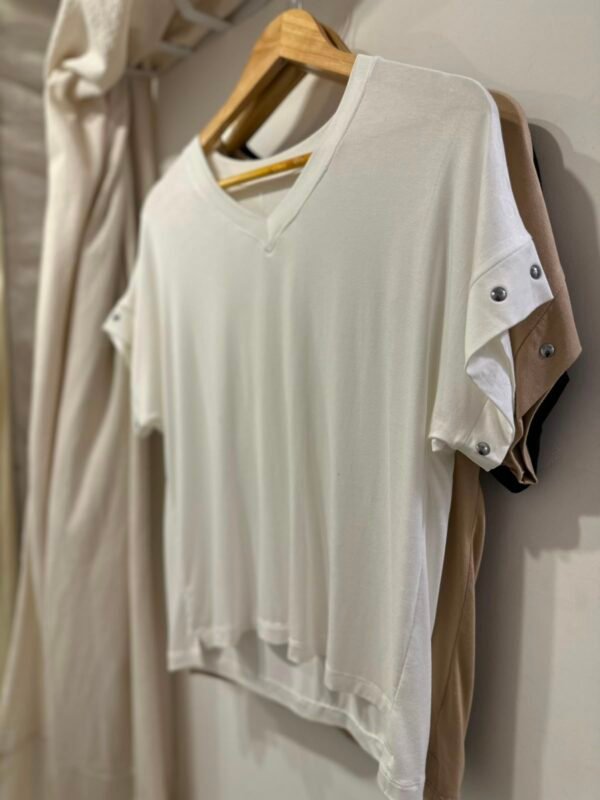Remera tacha escote V