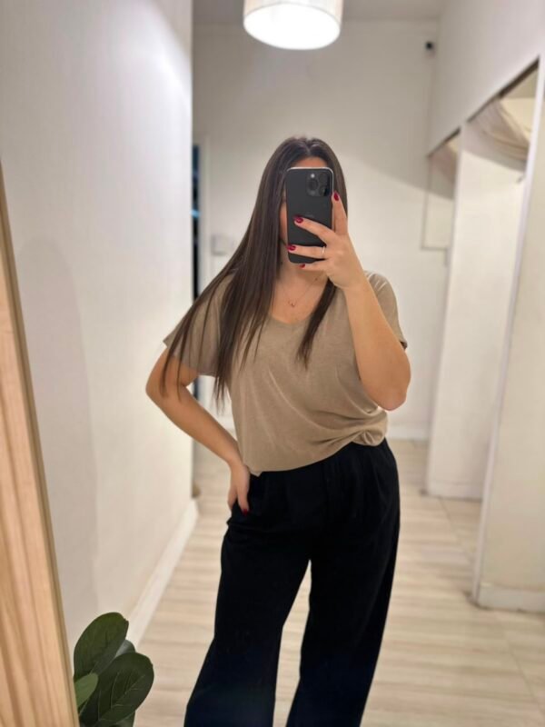 Remera lisa escote V