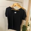 Remera lisa escote V