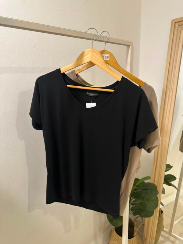 Remera lisa escote V